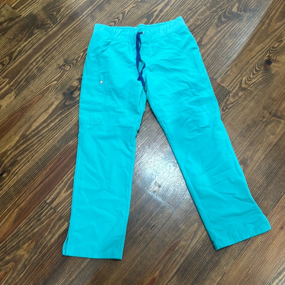 Figs scrubs cargo pants Medium petite surgical green
